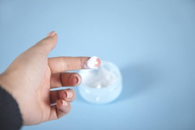 Mavi masadaki kadın parmak kremi.