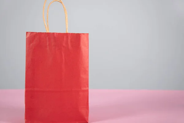 粉色背景的红色购物袋 — 图库照片