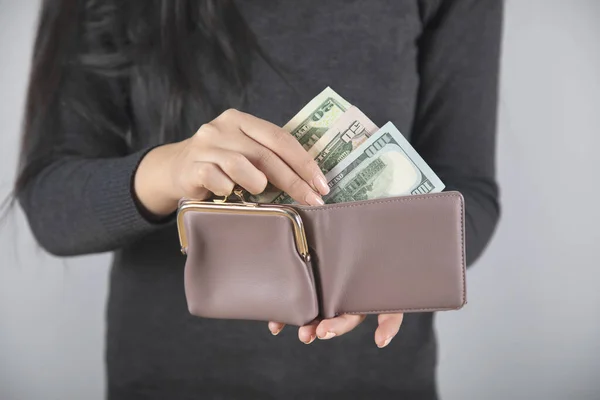Женщины Держат Руках Деньги Бумажник — стоковое фото