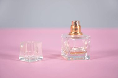 Pembe masadaki kadın parfümü.