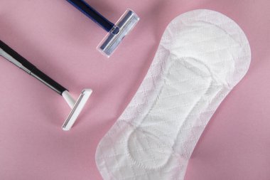 Masada kadınlar peçete ve jilet var.