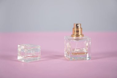 Pembe masadaki kadın parfümü.