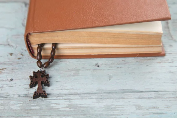 Крест Библией Деревянном Фоне — стоковое фото