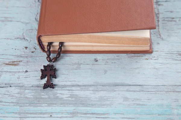 Крест Библией Деревянном Фоне — стоковое фото