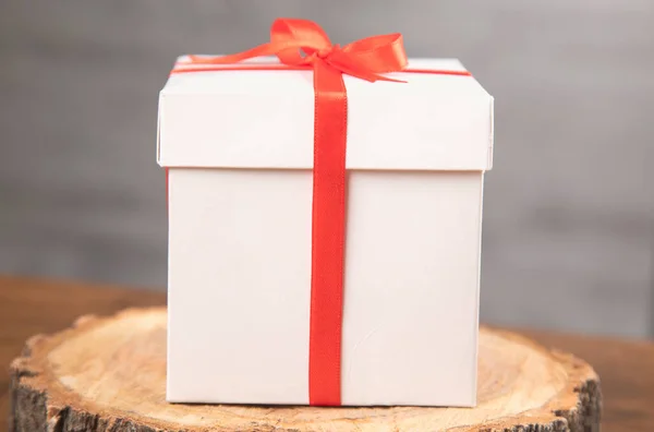木制背景的白色礼品盒和缎带 — 图库照片