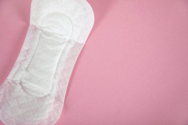 Pembe arka plandaki kadın için ped.