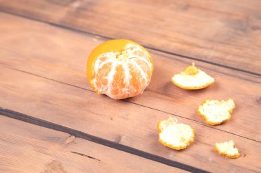 Ahşap masa arkasında Mandarin.