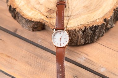 Tahta masadaki zarif kadın saati.