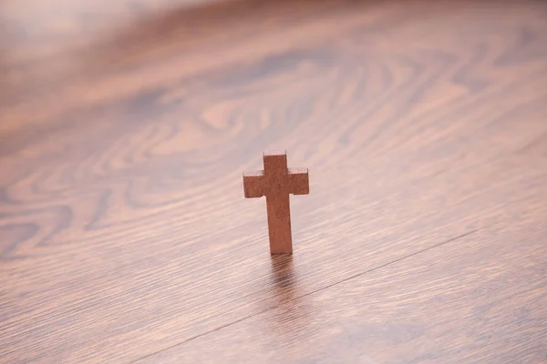 木制桌子底座上的木制十字架 — 图库照片