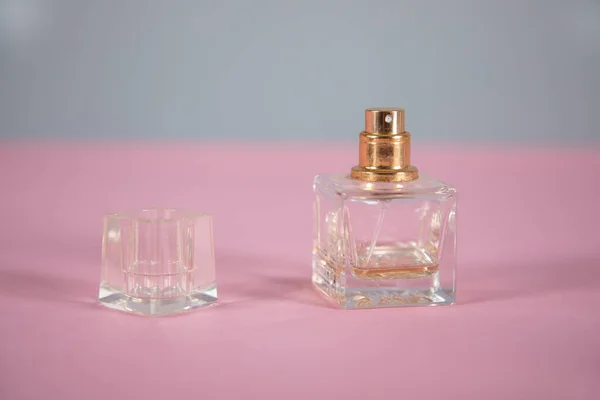 Frasco Perfume Sobre Fondo Rosa — Foto de Stock