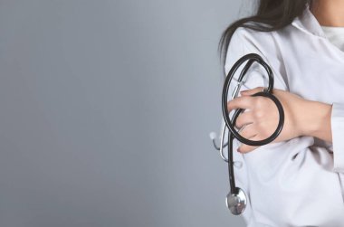 Doktor el steteskopu gri duvar arka planında