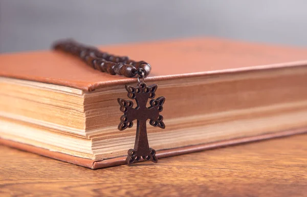 Cruz Com Bíblia Mesa Madeira — Fotografia de Stock