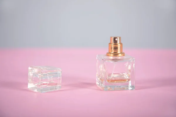 Frasco Perfume Sobre Fondo Rosa — Foto de Stock