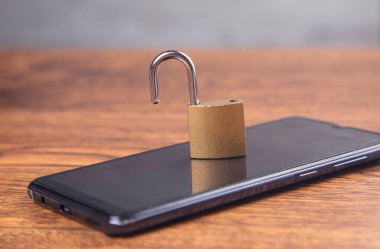 Masadaki akıllı telefona kilitlen.