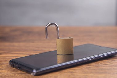 Masadaki akıllı telefona kilitlen.