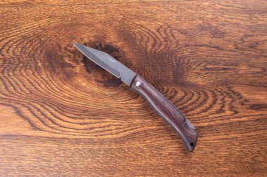 çakı ahşap arka planda.