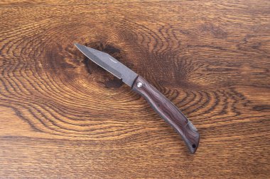 çakı ahşap arka planda.