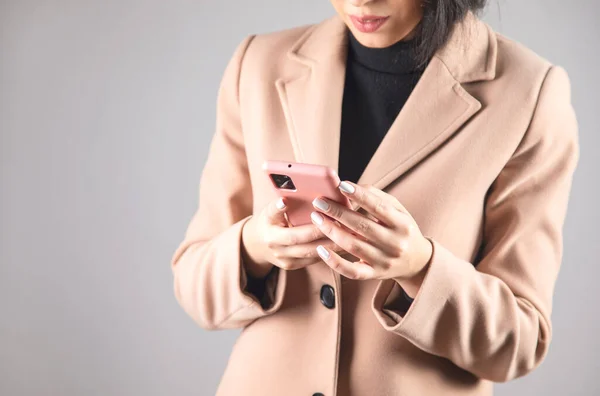 Mujer Joven Sosteniendo Teléfono Inteligente — Foto de Stock