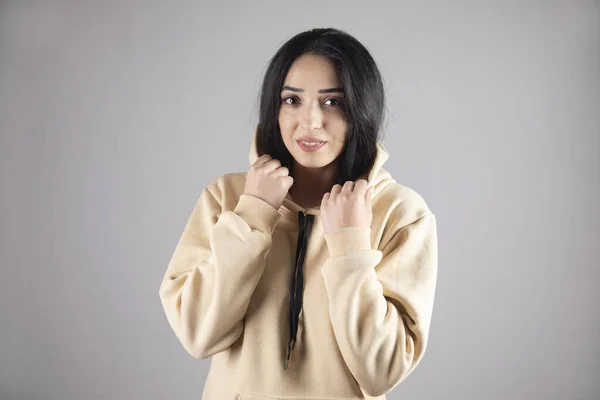 Joven Feliz Mujer Mano Capucha — Foto de Stock