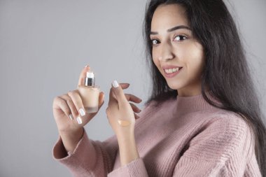 Genç kadın el şişesi vakfı