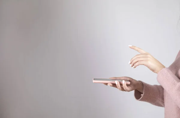 Młoda Kobieta Ręka Trzyma Smartfon Ekranem Dotykowym — Zdjęcie stockowe