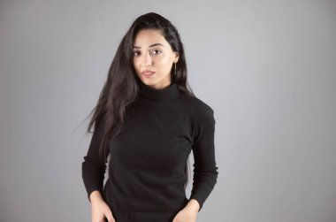 Stüdyoda zarif genç bir bayanla mutlu.