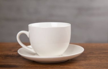 Bir fincan kahve veya ahşap masada çay.