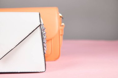 Masada beyaz ve turuncu çantalar var.