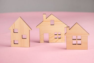 Pembe arka planda farklı ev modelleri