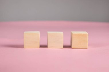 Pembe arka planda boş tahta küpler