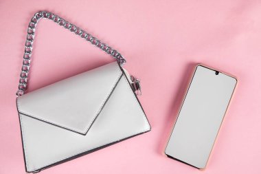 Masada beyaz çantalı akıllı telefon.