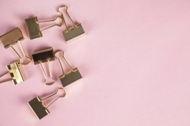 Pembe masa arkaplanındaki ataçlar