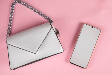 Akıllı telefonlu beyaz bir çanta.