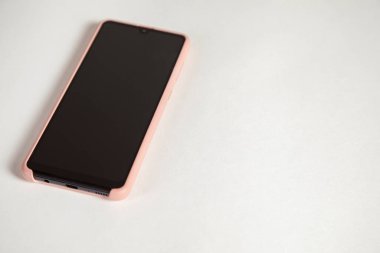 Beyaz masa arkaplanındaki akıllı telefon