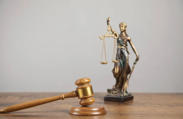Юридическая Концепция Судья Молоток Дамой Правосудия Столе — стоковое фото