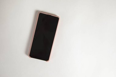 Beyaz masa arkaplanındaki akıllı telefon