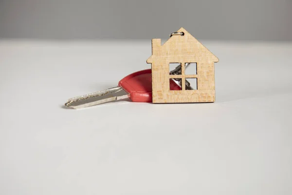 Κλειδιά Σπιτιού Μπρελόκ Σχήμα Σπιτιού Στο Τραπέζι — Φωτογραφία Αρχείου