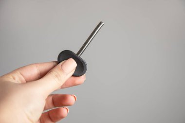 Kırık evin anahtarını tutan genç bir kadın..