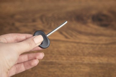 Kırık evin anahtarını tutan genç bir kadın..