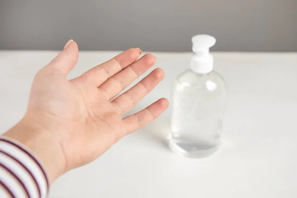 Kvinna Hand Med Alkohol Tvätta Gel — Stockfoto