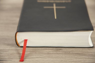 Kutsal İncil ahşap masa arkasında.