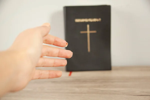 Библия Молитвенной Рукой Женщины — стоковое фото