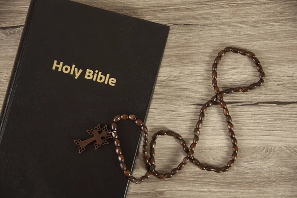 Bibel Mit Holzkreuz Auf Tisch — Stockfoto