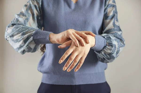 Νεαρή Γυναίκα Χέρι Στον Καρπό Πόνο Γκρι Φόντο — Φωτογραφία Αρχείου