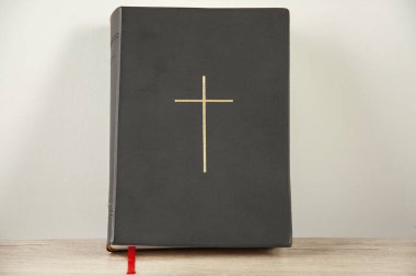 Kutsal Bble ahşap masa arkasında