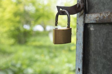 Bahçe kapısının kilidini aç.