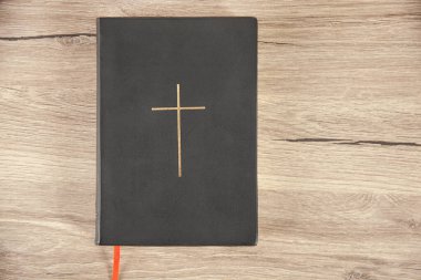 Kutsal Bble ahşap masa arkasında