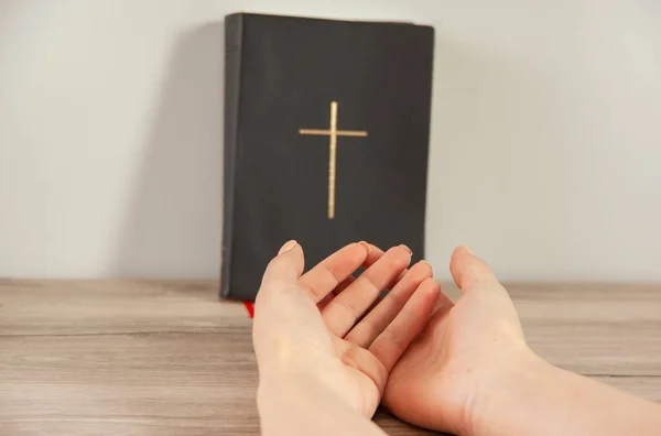 Jonge Gebedsvrouw Met Bijbel — Stockfoto