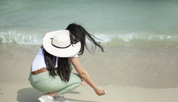 Ευτυχισμένη Γυναίκα Καπέλο Στην Παραλία — Φωτογραφία Αρχείου