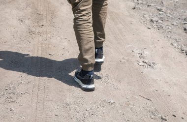 Sokakta yürürken erkek ayakkabılarını kapat.